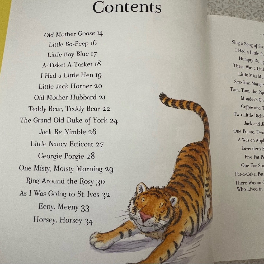 Mother Goose Treasury: A Beautiful Collection of Favorite Nursery Rhymes - Picture 5 of 12